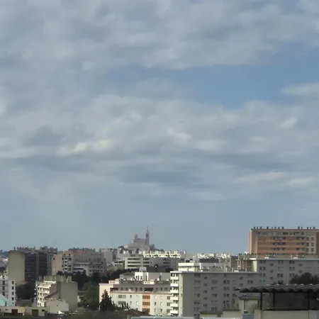 Massilia Calling Proche Metro Climatise Bien Decore Marseilles